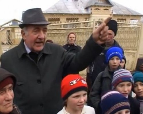 Udrea: Candidatul USL şi-a trimis tatăl să mă bruieze. O trimit şi eu pe mama, data viitoare